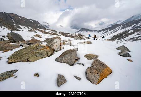 Skitouristen auf dem Abstieg in Stiergschwez, Skitour nach Obere Kräulscharte, Stubai-Alpen, Tirol, Österreich, Europa Stockfoto