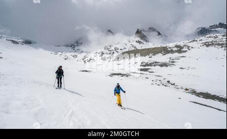 Skitouristen auf dem Abstieg in Alpeiner Ferner, Stubai-Alpen, Tirol, Österreich, Europa Stockfoto