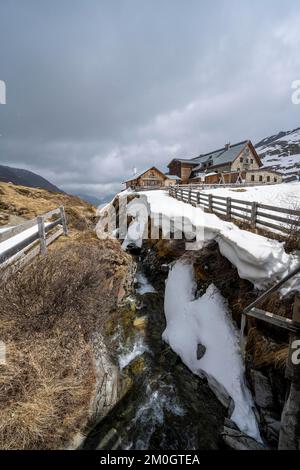 Oberbergbach-Schlucht und Franz-Senn-Hütte im Winter, Oberbergtal, Stubai-Alpen, Tirol, Österreich, Europa Stockfoto