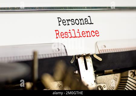 Symbol für persönliche Belastbarkeit. Das Konzeptwort Persönliche Resilienz, getippt auf der alten Schreibmaschine. Wunderschöner weißer Hintergrund. Geschäftspsychologisch und per Stockfoto