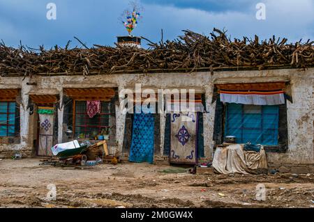 Traditionelles tibetisches Haus im Königreich Guge, Westtibet, Asien Stockfoto