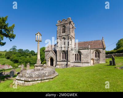 Die Kirche St. Michael und All Angels im Dorf Butcombe, North Somerset, England. Stockfoto