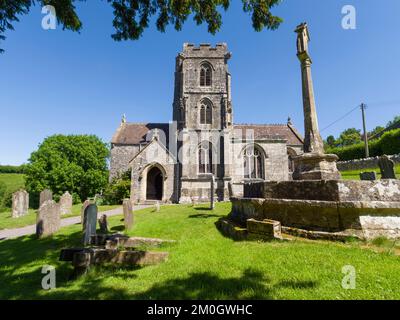 Die Kirche St. Michael und All Angels im Dorf Butcombe, North Somerset, England. Stockfoto