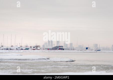 Die Winterpromenade der Ostsee bei Tallinn. Winter in der Nähe der baltischen Staaten an der Küste.Baltische Staaten im Winter Stockfoto