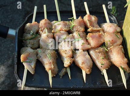 Hühnchen-Kabobs, fertig zum Grillen Stockfoto