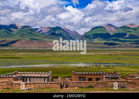 Die offene, weite Landschaft Tibets entlang der tibetischen Eisenbahn in Tibet, Asien Stockfoto