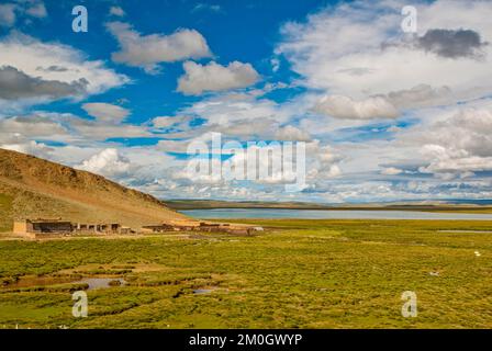 Die offene, weite Landschaft Tibets entlang der tibetischen Eisenbahn in Tibet, Asien Stockfoto