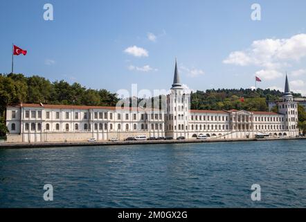 Istanbul, Türkei - 09-02-2022: Kuleli Military High School historisches Gebäude am Bosporus Stockfoto