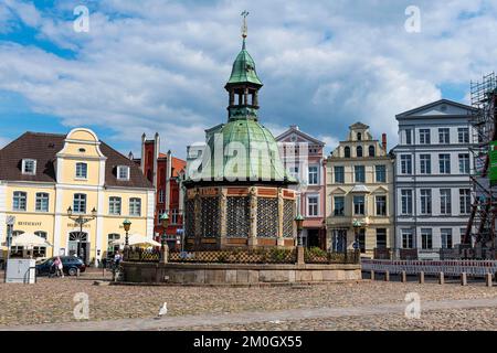 Wasserbrunnen auf dem Marktplatz der UNESCO-Weltkulturerbestätte Hansestadt Wismar, Deutschland, Europa Stockfoto