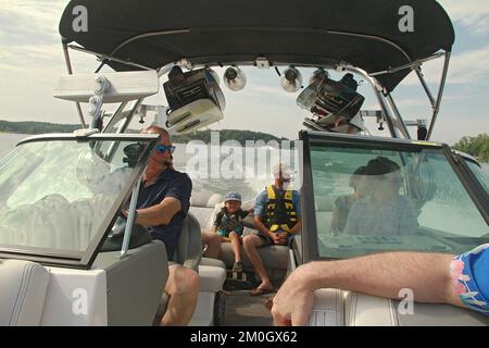 Menschen auf einem privaten Schnellboot auf einem See in Virginia, USA Stockfoto