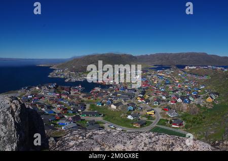 Blick über farbenfrohe Häuser, Hafen, Werft, karge Berge, Qaqortoq, Arktis, Südgrönland, Grönland, Dänemark, Nordamerika Stockfoto