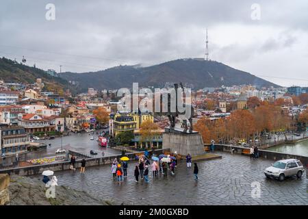 Tiflis, Georgia - 3. Dezember 2022: Schöner Blick auf die Altstadt von Tiflis, Abanotubani, Metekhi Stockfoto