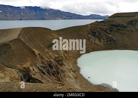 Kraterseen gefüllt mit Wasser, unfruchtbare Landschaft, Vulkanismus, Vulkane, Hochland, Geotektonik, Askja, Viti, Island, Europa Stockfoto