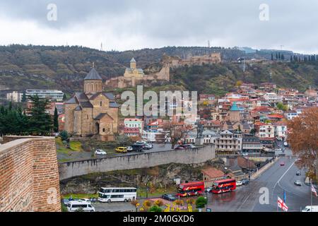 Tiflis, Georgia - 3. Dezember 2022: Schöner Blick auf die Altstadt von Tiflis, Abanotubani, Metekhi Stockfoto