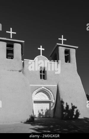 Die Kirche San Francisco de Asis in Ranchos de Taos, New Mexico, USA, berühmt durch Ansel Adams. Stockfoto