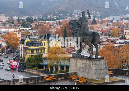 Tiflis, Georgia - 3. Dezember 2022: Schöner Blick auf die Altstadt von Tiflis, Abanotubani, Metekhi Stockfoto