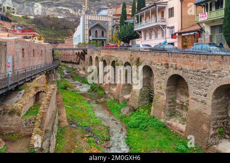 Tiflis, Georgia - 3. Dezember 2022: Stadtteil Abanotubani mit hölzernen Balkonen in der Altstadt von Tiflis Stockfoto