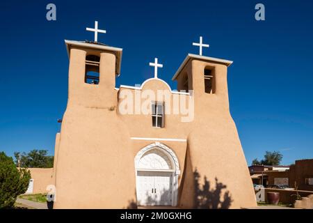 Die Kirche San Francisco de Asis in Ranchos de Taos, New Mexico, USA, berühmt durch Ansel Adams. Stockfoto