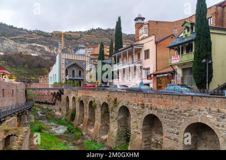 Tiflis, Georgia - 3. Dezember 2022: Stadtteil Abanotubani mit hölzernen Balkonen in der Altstadt von Tiflis Stockfoto