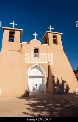 Die Kirche San Francisco de Asis in Ranchos de Taos, New Mexico, USA, berühmt durch Ansel Adams. Stockfoto