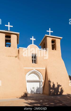 Die Kirche San Francisco de Asis in Ranchos de Taos, New Mexico, USA, berühmt durch Ansel Adams. Stockfoto