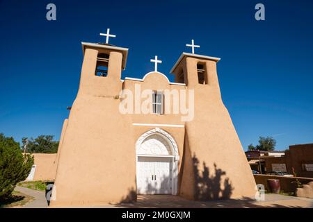 Die Kirche San Francisco de Asis in Ranchos de Taos, New Mexico, USA, berühmt durch Ansel Adams. Stockfoto