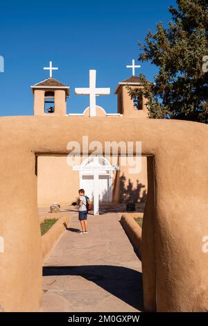 Die Kirche San Francisco de Asis in Ranchos de Taos, New Mexico, USA, berühmt durch Ansel Adams. Stockfoto