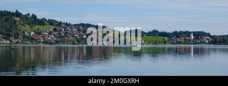 Dorfblick mit Hopfensee, Hopfen am See, Allgäu, Bayern, Deutschland, Europa Stockfoto