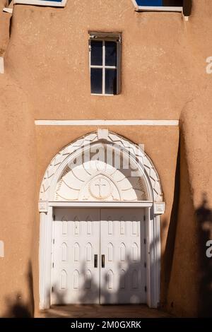 Die Kirche San Francisco de Asis in Ranchos de Taos, New Mexico, USA, berühmt durch Ansel Adams. Stockfoto