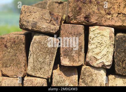 Adobe-Bausteine, Red-Bausteine im Hintergrund. Stockfoto