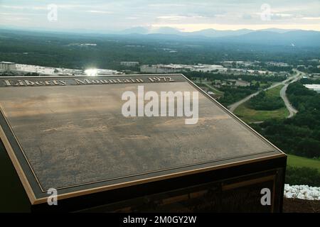 Lynchburg VA, USA. Eine Plakette auf dem Liberty Mountain, Teil des L.U. Campus, gekauft 1972. Stockfoto