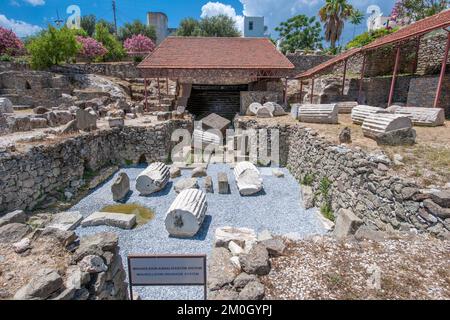 Blick auf die unbedeckte historische Grabkammer des Mausoleums für König Mausolos aus der Antike, in Fragmenten von Säulen aus der Antike, im Hintergrund Stockfoto