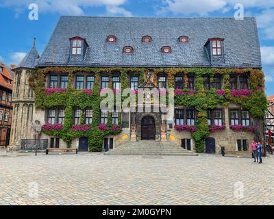 Historisches Rathaus, im Vordergrund des Marktplatzes, Quedlinburg, Harz, Sachsen-Anhalt, Deutschland, Europa Stockfoto