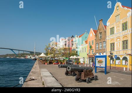 Uferpromenade in St. Saint Anna Bay vor historischen Kanonen Kanonen rechts repräsentative Gebäude aus der Kolonialzeit im Hintergrund Que Stockfoto