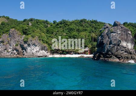 Blick auf den kleinen weißen Sandstrand von Apo Island in der Philippinischen See vor Negros Island, Visayas, Philippinen, Asien Stockfoto