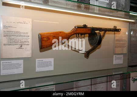 Historische Waffe der DDR-Grenzschutzbeamten Rifle Pistolet-Plumojet Schpagina PPSch-41, Museum Gedenkstätte Point Alpha an ehemaliger innerdeutscher Grenze, Stockfoto