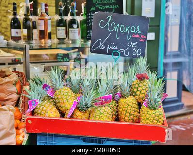 Ananas zum Verkauf im Freien in der Normandie, Frankreich Stockfoto