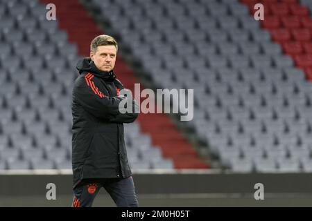 Cheftrainer Alexander Straus (FC Bayern München) während des Trainings der UEFA Womens Champions League MD-1 in der Allianz Arena, München. (Sven Beyrich/SPP) Kredit: SPP Sport Press Photo. Alamy Live News Stockfoto