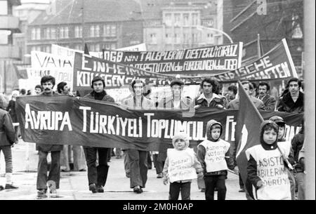 Auch der Protest gegen die Folgen der Arbeitslosigkeit durch eine türkische Demonstration am 06.12.1975 in Gelsenkirchen richtete sich gegen die Auswirkungen Stockfoto