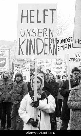 Eltern und Schüler demonstrierten gemeinsam für mehr Lehrer und gegen das radikale Dekret vor dem Neuen Rathaus, Deutschland, 28.01.1976, Europa Stockfoto