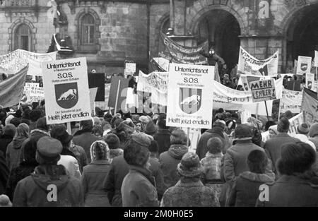 Eltern und Schüler demonstrierten gemeinsam für mehr Lehrer und gegen das radikale Dekret vor dem Neuen Rathaus, Deutschland, 28.01.1976, Europa Stockfoto