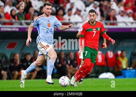 AL-RAYYAN, KATAR - 6. DEZEMBER: Aymeric Laporte von Spanien kämpft in der Runde 16 um den Ball mit Hakim Ziyech von Marokko - FIFA Weltmeisterschaft Katar 2022 zwischen Marokko und Spanien im Education City Stadium am 6. Dezember 2022 in Al Rayyan, Katar (Foto: Pablo Morano/BSR Agency) Stockfoto
