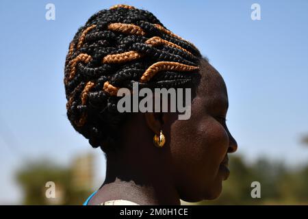 Eine Frau in Kenia mit geflochtenen Haaren, Mogotio Stockfoto