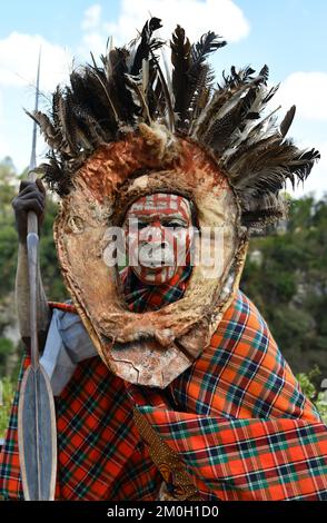 Kikuyu-Krieger mit Gesichtsfarbe posiert für Fotografen an den Nyahururu Falls, Thomsons Falls, Kenia, Afrika Stockfoto