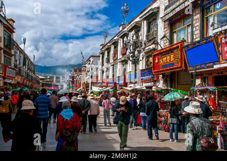 Die Barkhor-Beschneidung für Pilger und Einheimische, Lhasa, Tibet, Asien Stockfoto