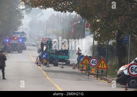 San Pietro Infine, Italien. 6. Dezember 2022. Das Bombenkommando am Ort der Entdeckung des Kriegsgeräts in der Via Casilina. Kredit: Antonio Nardelli / Alamy Live News Stockfoto