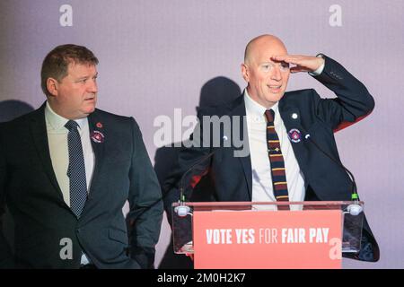 London, Großbritannien. 06.. Dezember 2022. Matt Wrack, Generalsekretär der Feuerwehrunion (FBU) sucht nach etwas und überprüft die Menge, bevor er vor den versammelten Feuerwehrleuten in Methodist Hall spricht. Feuerwehrleute, Kontrollpersonal und Mitglieder der Fire Brigades Union (FBU) treffen sich zunächst in der Methodist Hall, wo Gewerkschaftsvertreter und Abgeordnete sprechen, und treffen sich dann heute in Westminster und den Lobbypolitikern, um den Wahlgang für Streiks zu starten. FBU-Mitglieder haben das aktuelle Gehaltsangebot abgelehnt und stimmen darüber ab, ob Streiks Schieß los. ergeben. Kredit: Imageplotter/Alamy Live News Stockfoto