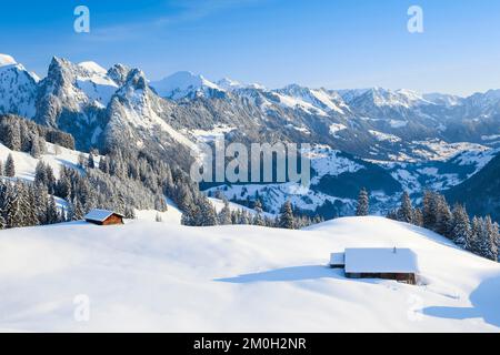 Blick vom Jaunpass in den Simmental, mit Mittagflue, 1866m, Schweiz, Europa Stockfoto