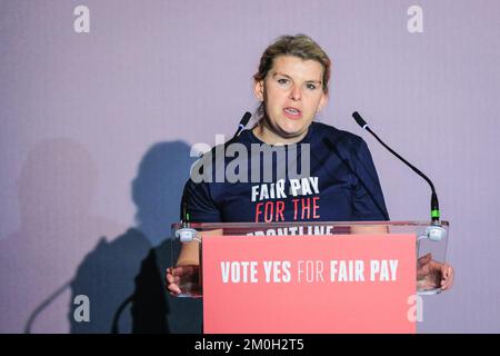 London, Großbritannien. 06. Dezember 2022. Kerry McCrone, ein Feuerwehrmann aus Schottland, spricht leidenschaftlich über Einkommensdefizite auf der Veranstaltung in Methodist Hall. Feuerwehrleute, Kontrollpersonal und Mitglieder der Fire Brigades Union (FBU) treffen sich zunächst in der Methodist Hall, wo Gewerkschaftsvertreter und Abgeordnete sprechen, und treffen sich dann heute in Westminster und den Lobbypolitikern, um den Wahlgang für Streiks zu starten. FBU-Mitglieder haben das aktuelle Gehaltsangebot abgelehnt und stimmen darüber ab, ob Streiks Schieß los. ergeben. Kredit: Imageplotter/Alamy Live News Stockfoto