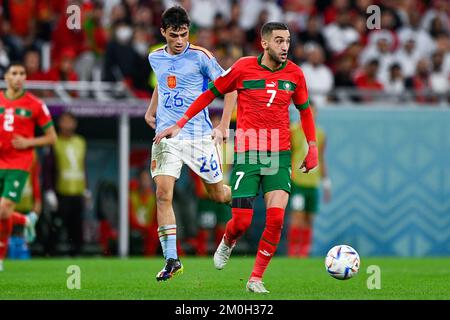 AL-RAYYAN, KATAR - 6. DEZEMBER: Pedri Gonzalez von Spanien kämpft mit Hakim Ziyech von Marokko während der Runde 16 um den Ball - FIFA-Weltmeisterschaft Katar 2022 zwischen Marokko und Spanien im Education City Stadium am 6. Dezember 2022 in Al Rayyan, Katar (Foto: Pablo Morano/BSR Agency) Stockfoto